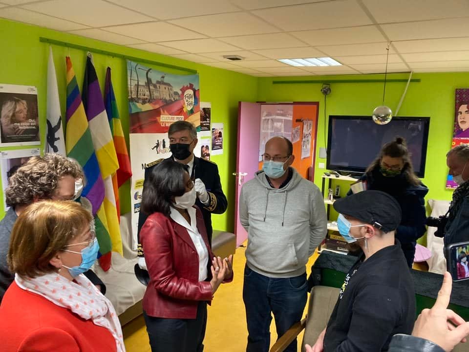 la ministre Elisabeth Moreno en visite au Centre lgbti+ du Mans (Homogene)
